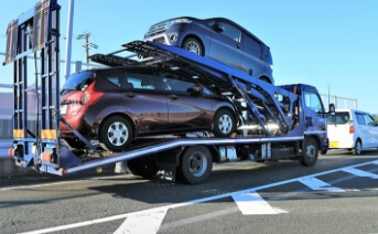 車を積んでいるトラック